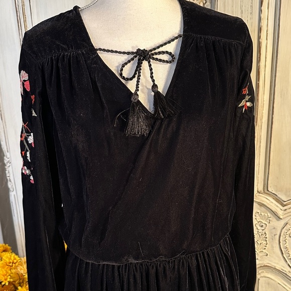 a.n.a NWT Black Ember Velvet Embroidered Long Sleeve Dress - Picture 3 of 11